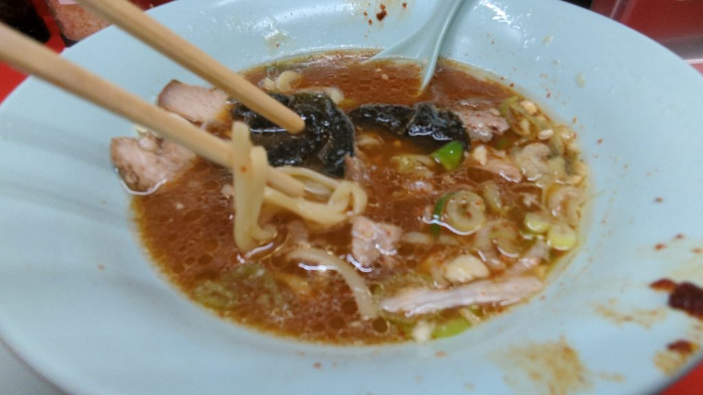 邦ちゃんラーメン両国店の特上中華そばをニンニクと辛味調味料で味変